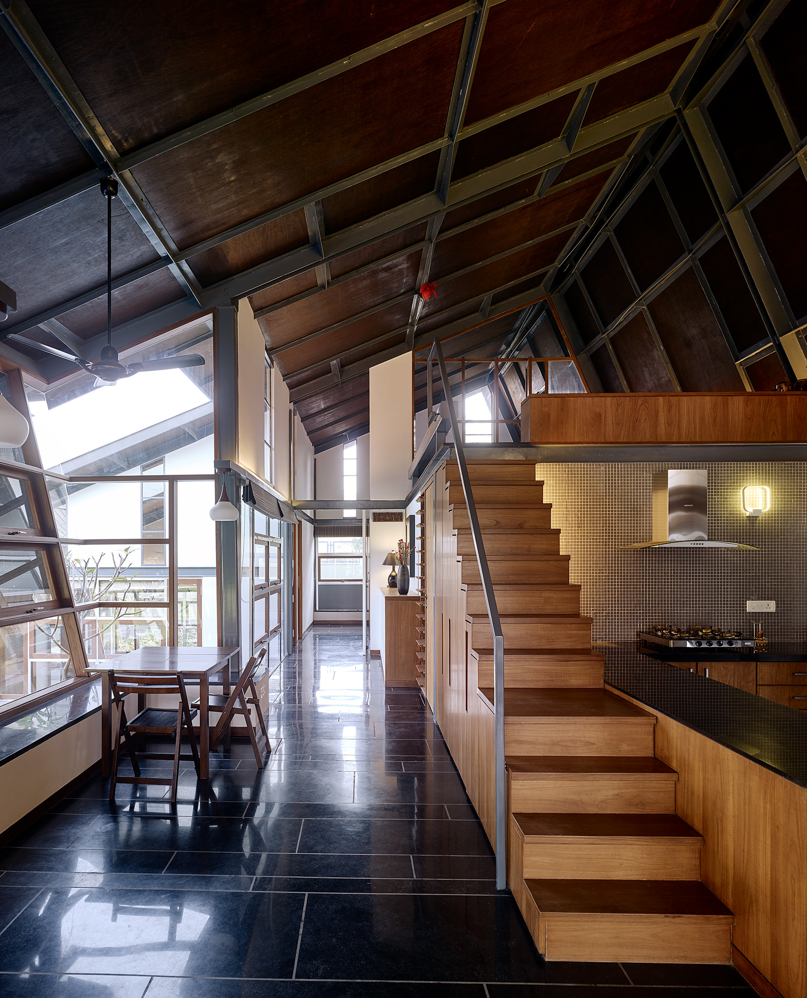 Opolis Architects, roof-house in Khandala